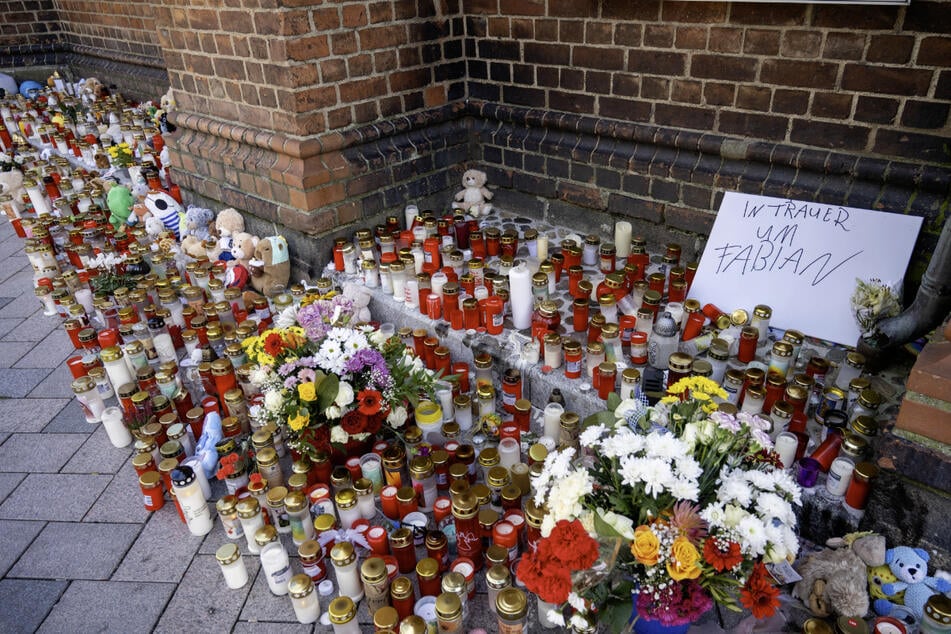 Die Anteilnahme ist groß. Vor der Marienkirche in Güstrow wurden etliche Grablichter, Blumen und Plüschtiere abgelegt.