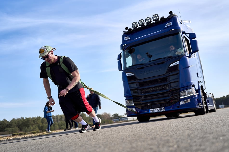 Autos, Züge oder Lkw: Felix Zappe (35) zieht alles mit bloßer Kraft. Jetzt hat er sich einen Laster vorgenommen – für eine ganze Stunde.