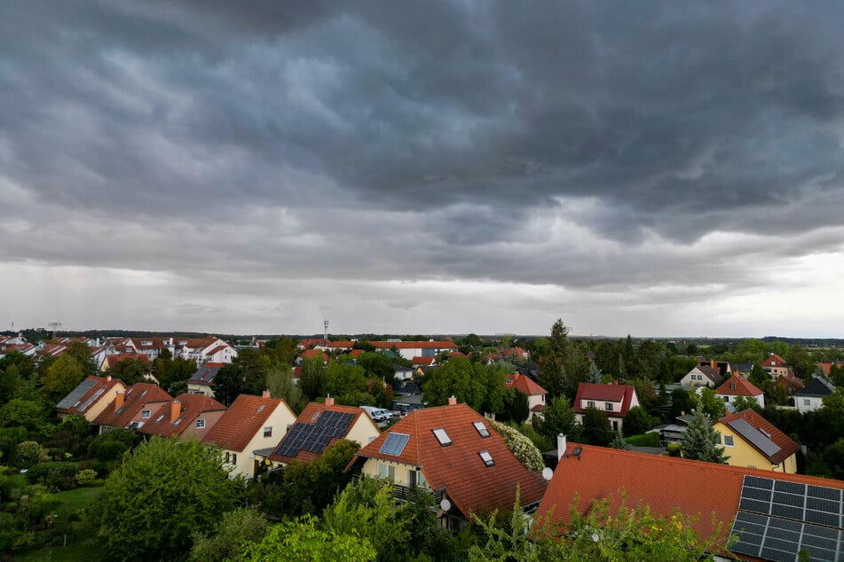 Nächste Woche ziehen dann dunkle Wolken auf, die wohl auch einiges an Regen mitbringen.