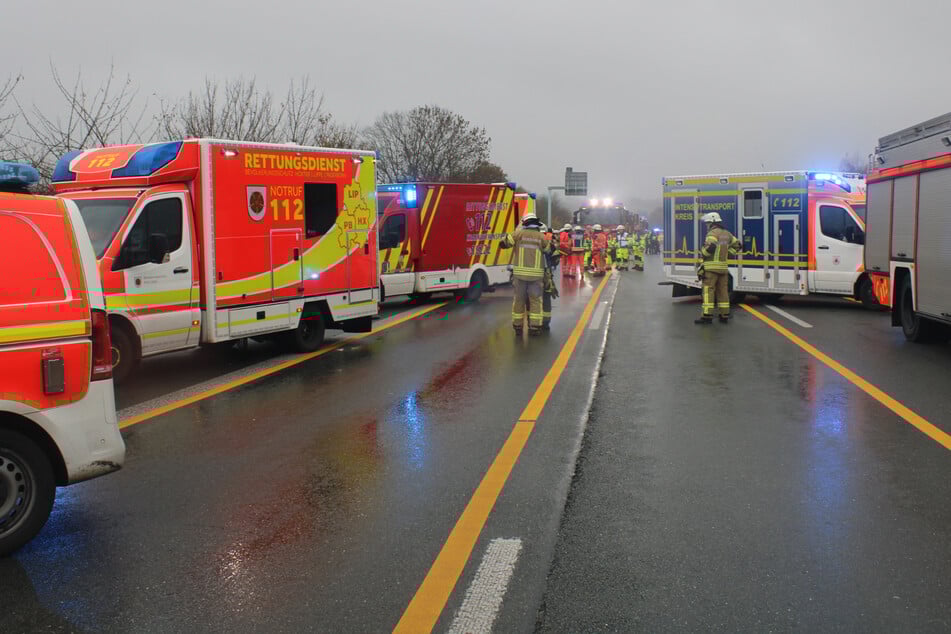 Feuerwehr und Rettungsdienst rückten am Sonntag zu einem A2-Unfall aus.
