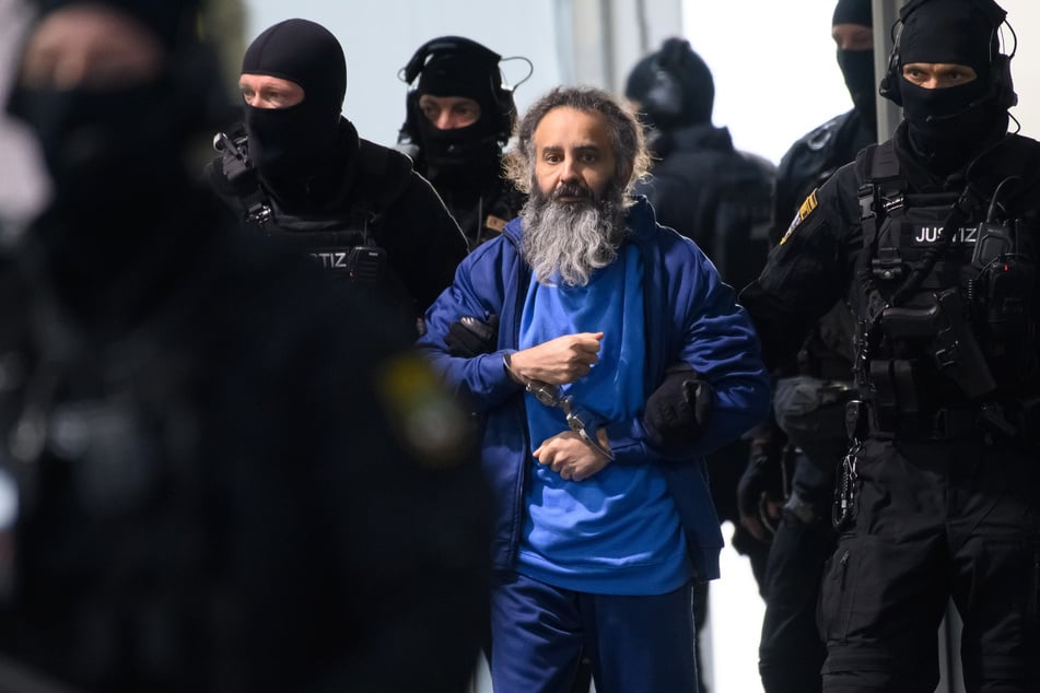 Attentäter Taleb A. (51) wird unter strengen Sicherheitsvorkehrungen in das Gerichtsgebäude gebracht.