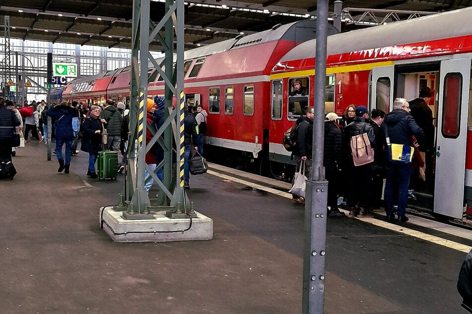 Mit einem geliehenen Doppelstockzug versucht die MRB den Fahrplan zwischen Chemnitz und Leipzig zu stabilisieren.