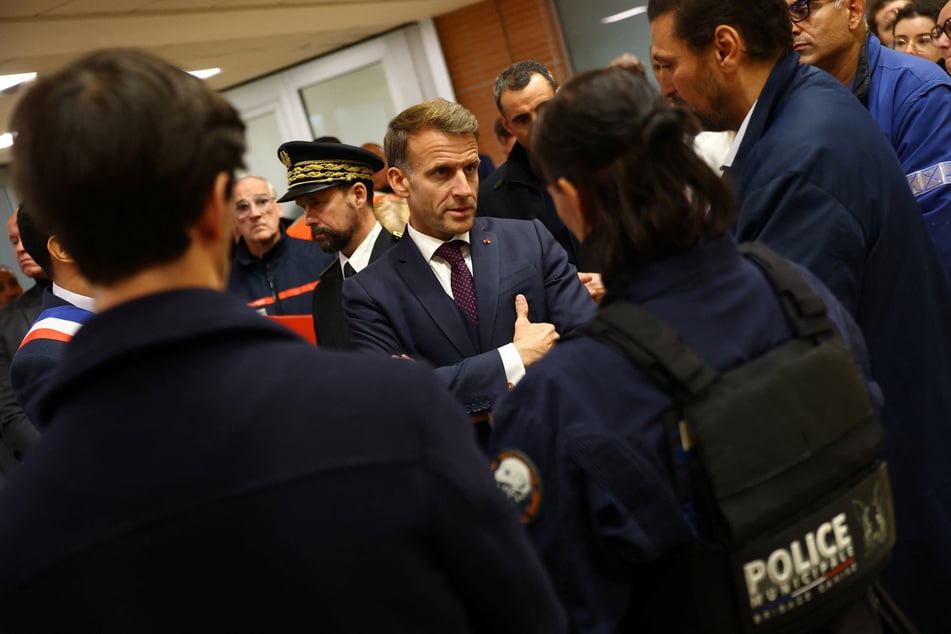 Frankreichs Präsident Emmanuel Macron (48) besuchte die Einsatzkräfte vor Ort.