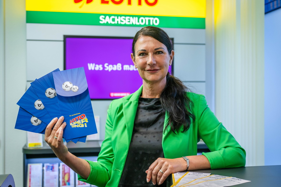 Da ist das "Superding": Simone Epperlein, die Sachsenlotto-Bezirksdirektorin in Chemnitz, zeigt die begehrten Pakete.