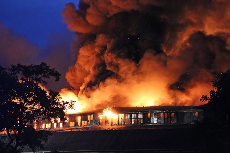 Als die Kameraden der Feuerwehr eintrafen, brannte das Gebäude bereits lichterloh.