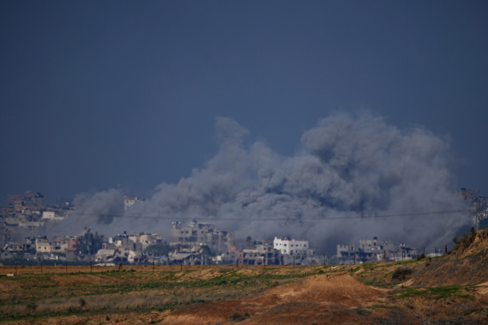 Rauch steigt nach einem israelischen Bombardement im Gazastreifen auf.