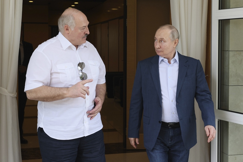 Wladimir Putin (70, r), Präsident von Russland, und Alexander Lukaschenko (68), Präsident von Belarus.