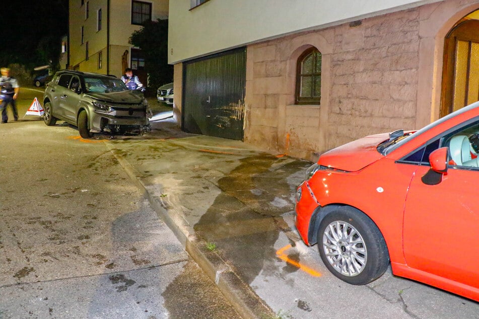 Nach seiner abendlichen Irrfahrt krachte der Fahrer mit seinem Auto gegen ein Garagentor.