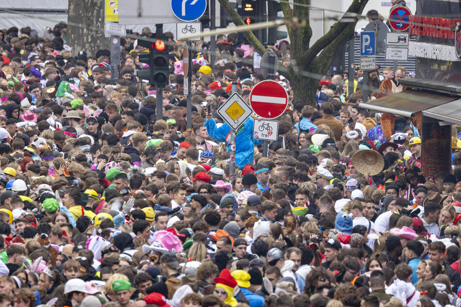 Auf der Zülpicher Straße war der Ansturm an Feiernden (wie erwartet) gigantisch.