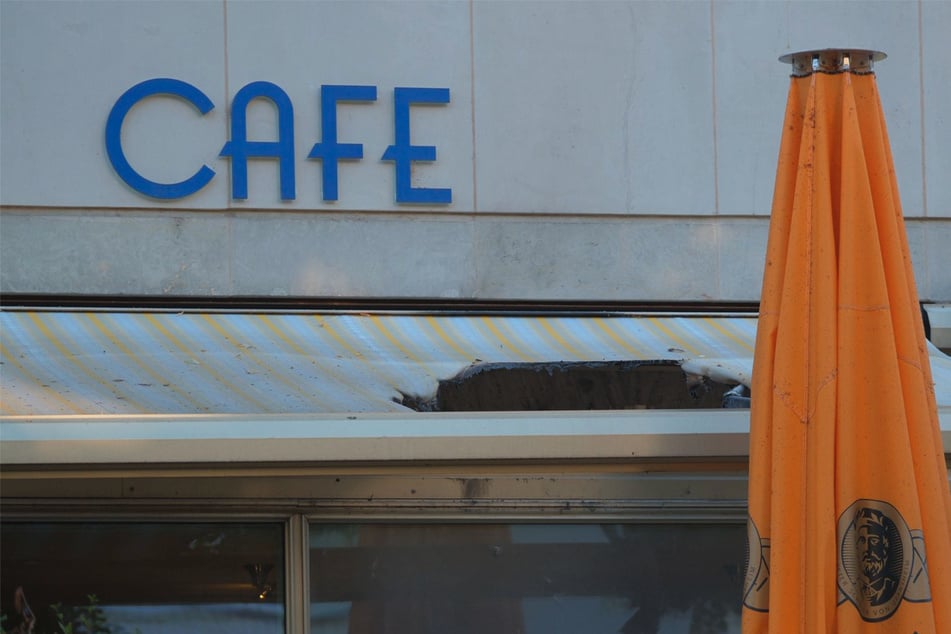 Leipzig: Schreck kurz vor Ladenschluss: Markise in Leipziger Café fängt Feuer