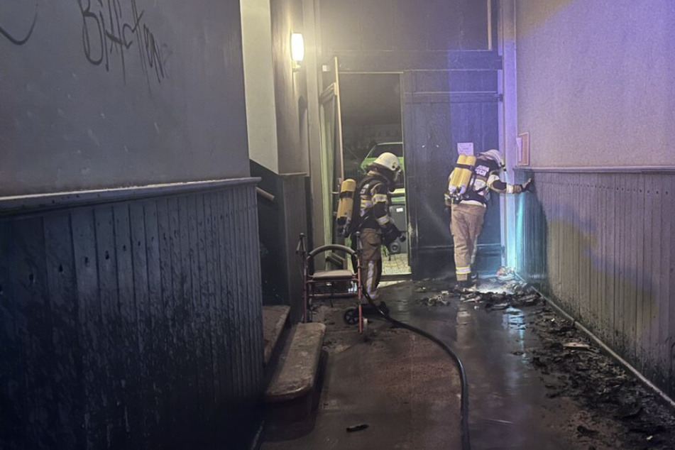 Leipzig: Dichter Qualm: Müll fängt in Hausflur Feuer und sorgt nachts für Aufregung