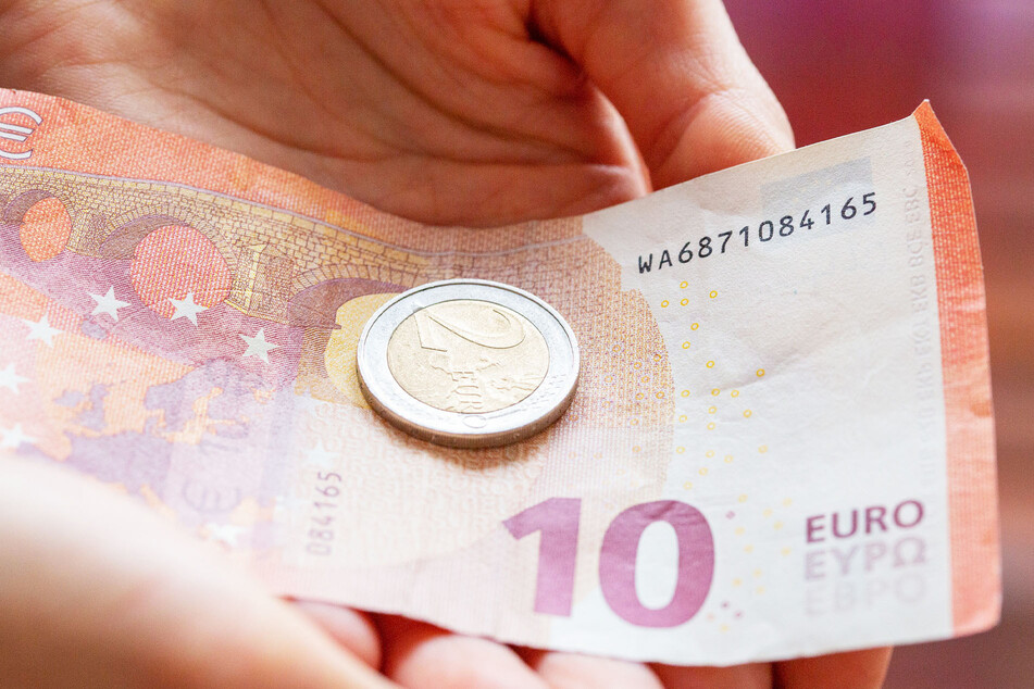 12 Euro gibt's ab dem heutigen Samstag pro geleisteter Arbeitsstunde.