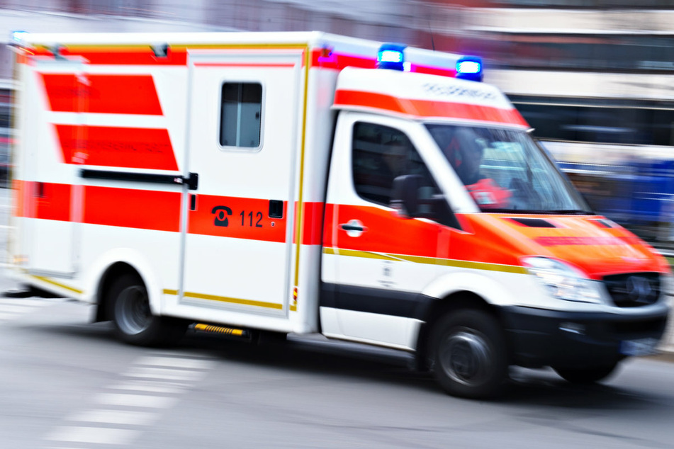 Die Rettungskräfte mussten nach dem Unfall in München zwei Menschen zur weiteren Behandlung in Krankenhäuser transportieren. (Symbolbild)