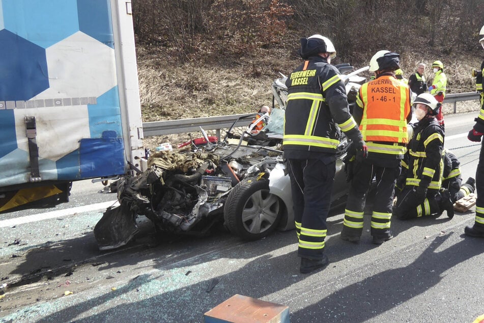 Das Auto wurde bei dem Unfall schwerstens beschädigt. Mutter (28) und Sohn (8) erlitten tödliche Verletzungen. Die dreijährige Tochter wurde schwer verletzt, aber nicht lebensgefährlich.