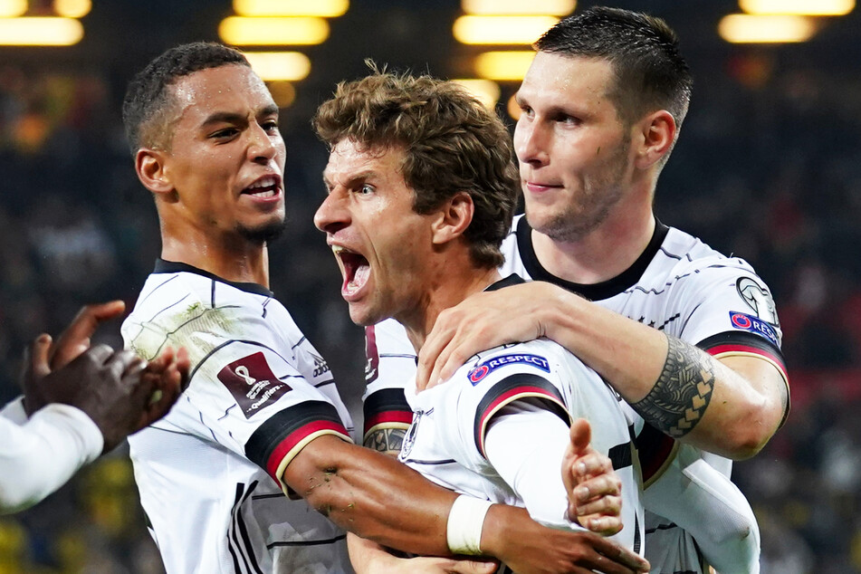 Riesenjubel: Thomas Müller (M.) sorgte für große Erleichterung beim DFB-Team und obendrauf für einen 2:1-Heimsieg gegen Rumänien.