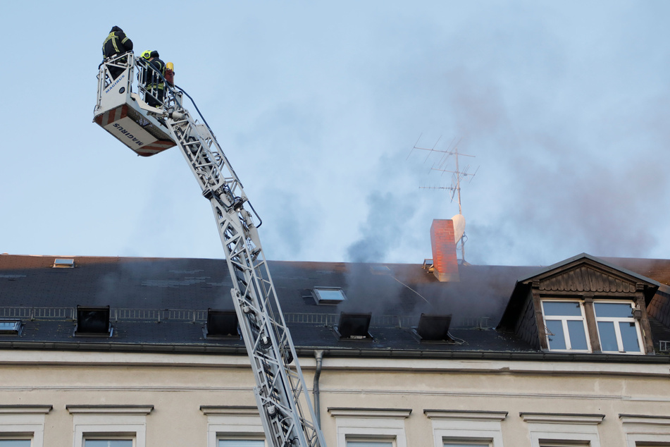 Rauch stieg aus den Fenstern der Dachgeschosswohnung.