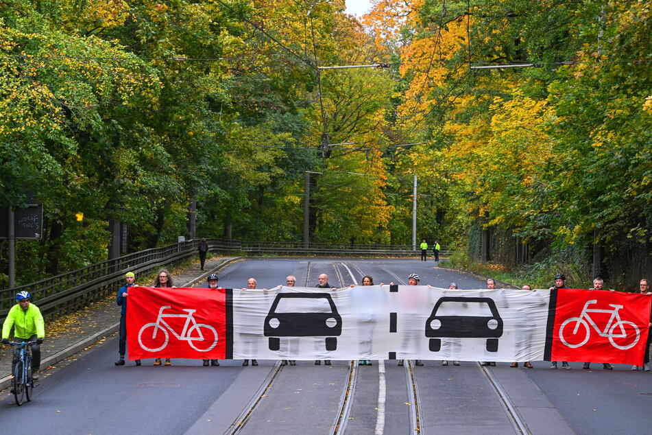 Fahrrad-Aktivisten vom ADFC fordern auch oberhalb der nahe gelegenen Mordgrundbrücke die Einrichtung der Streifen. (Archivbild von 2023)