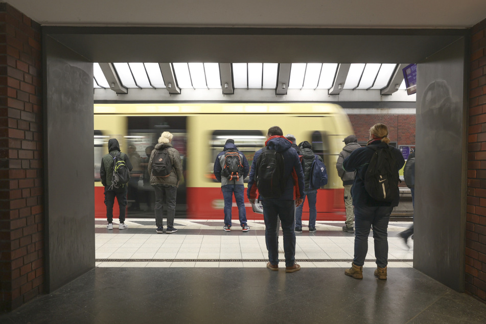 Berlin: Polizeibekannter Mann begrapscht Mädchen am Bahnhof und verpasst Security Faustschlag