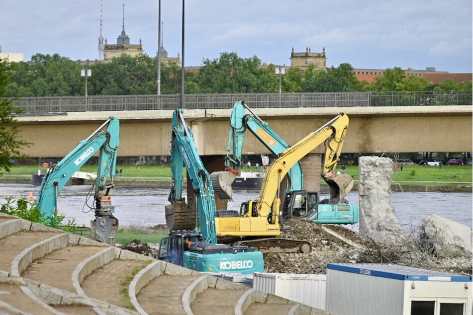 Noch am Samstagabend sollen die Baufahrzeuge abtransportiert werden.