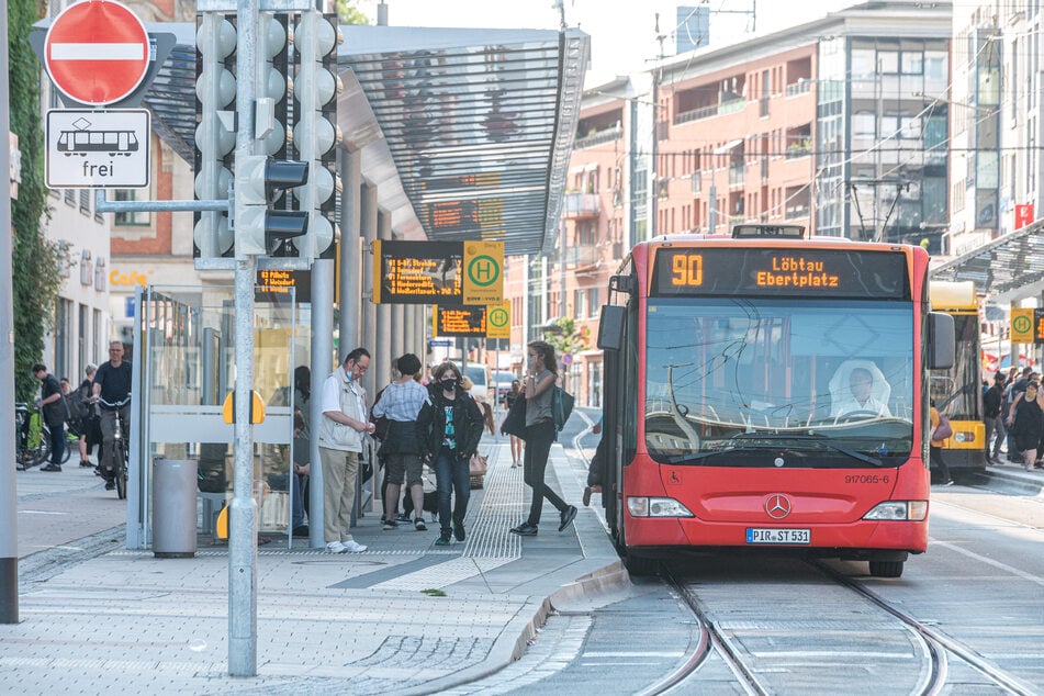 Der Busfahrer der Linie 90 nach Gompitz konnte den Zusammenstoß mit dem 71-Jährigen nicht mehr verhindern. Er überrollte den linken Fuß des Seniors. (Archivbild)