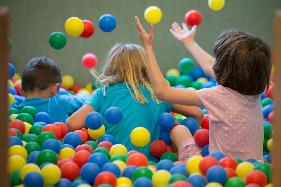 Kinder spielen in einem Bällebad in einer Kindertagesstätte (Symbolbild).