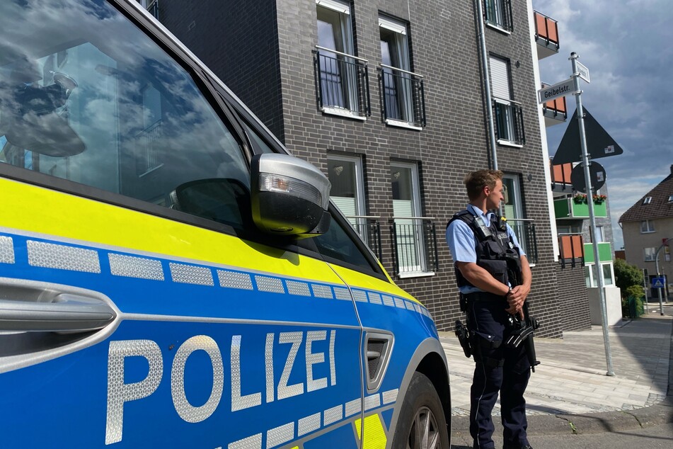 Am Mittwoch waren ein Mann (24) und eine Frau (47) schwer verletzt worden. Mehrere Schüsse waren gefallen, der mutmaßliche Täter ist noch immer auf der Flucht.