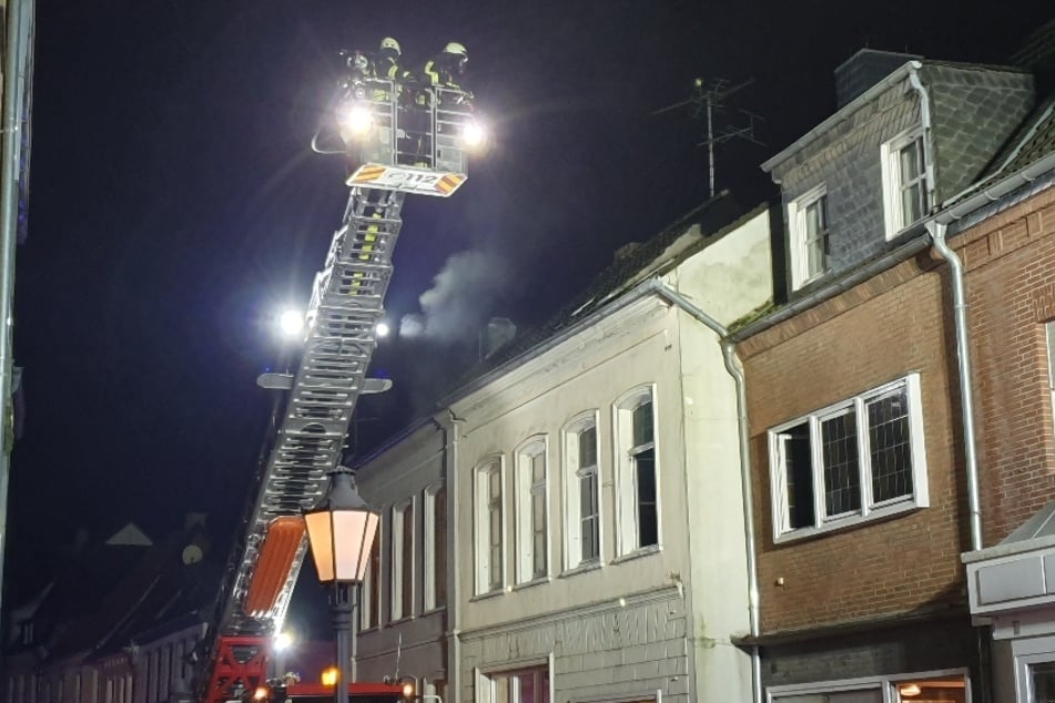 Die Feuerwehr setzte bei dem Einsatz in Kalkar auch eine Drehleiter ein, um die Flammen abzulöschen.