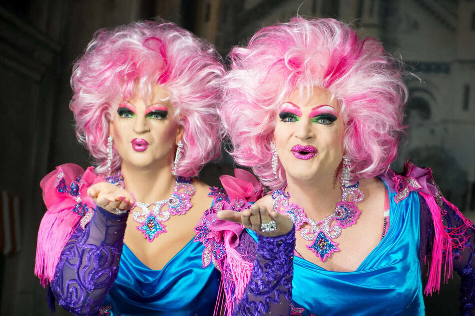 Dragqueen Olivia Jones (52) steht neben ihrer Wachsfigur im Hamburger Panoptikum.