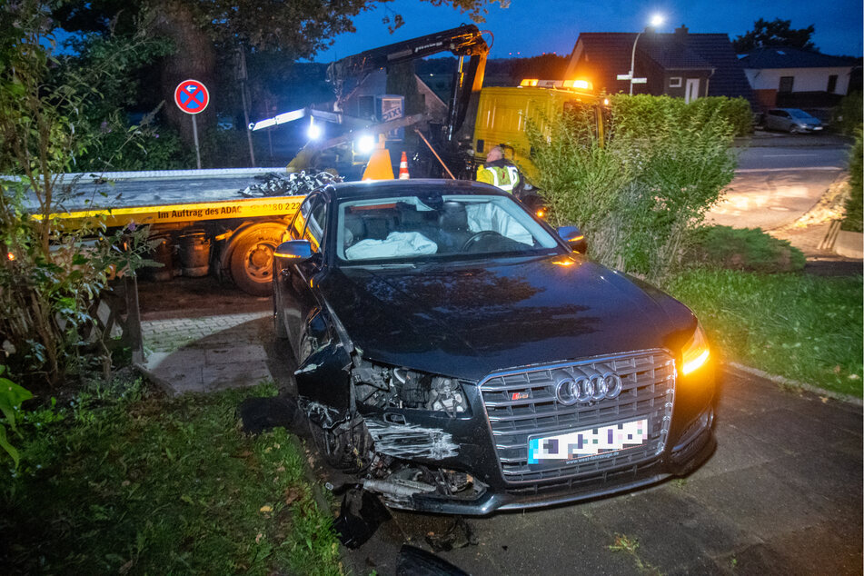 Der Unfallwagen steht in einer Einfahrt in der Gutenbergstraße in der Gemeinde Escheburg.