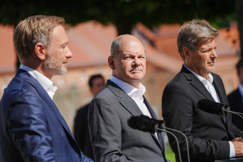 Christian Lindner (43, l.), Olaf Scholz (64, M.), Robert Habeck (52, r.) und Co. - die Bürger halten den Staat zum Teil für überfordert.