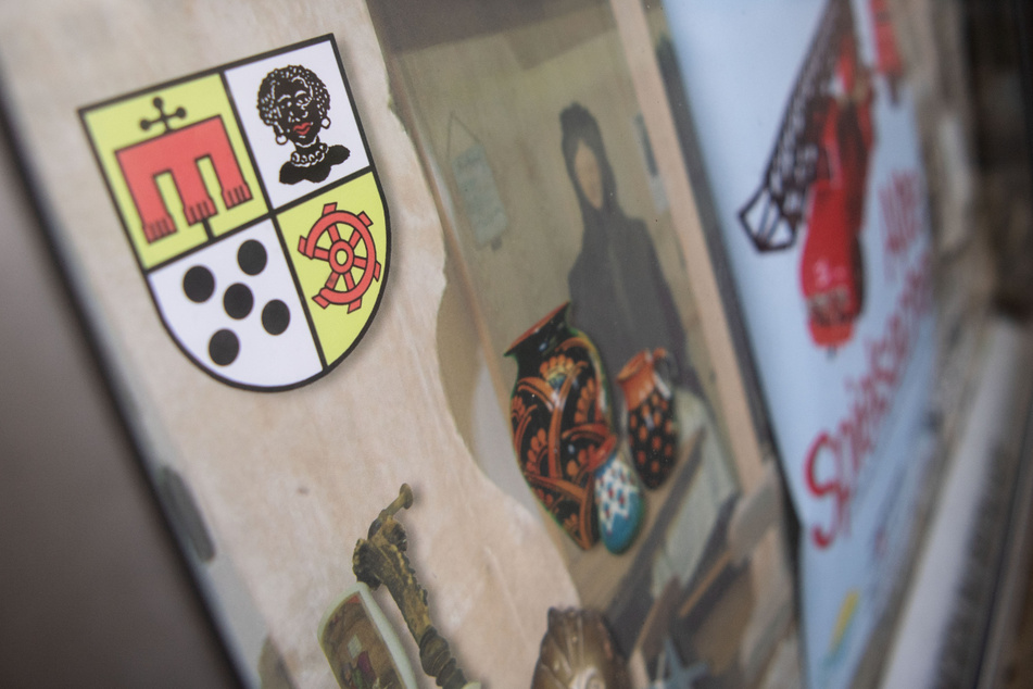 Das historische Wappen des Bezirks Möhringen zeigt unter anderem eine schwarze Frau mit krausem Haar, großen Kreolen-Ohrringen und dicken, roten Lippen.