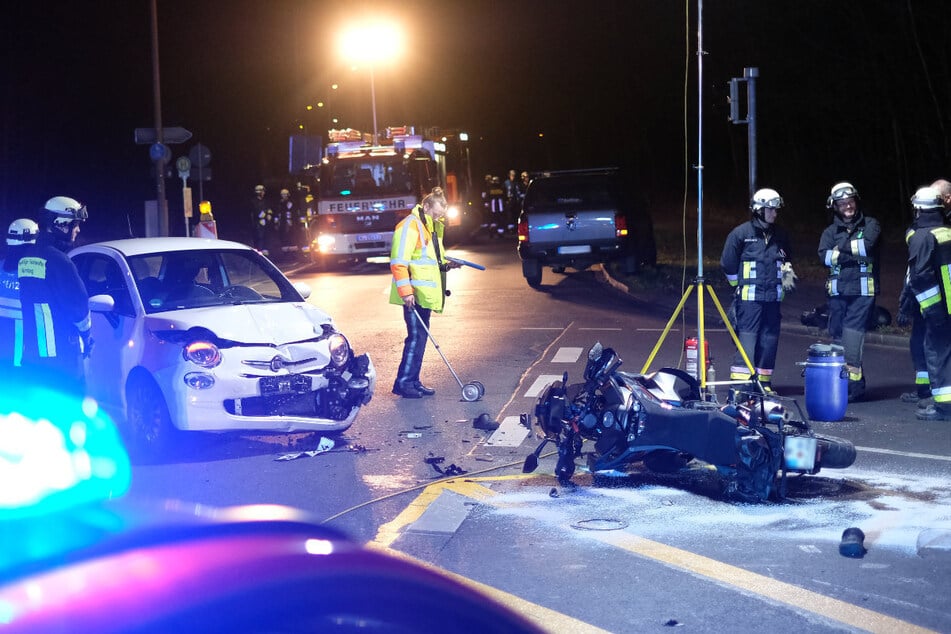 Bei der Kollision mit einem Auto erlitten ein Motorradfahrer und seine Beifahrerin teils schwere Verletzungen.