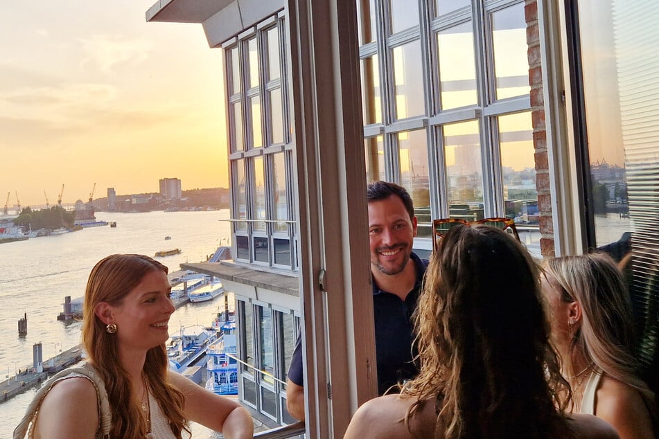 Gespräche bei Sonnenuntergang in der TAG24-Redaktion in der Hamburger HafenCity.