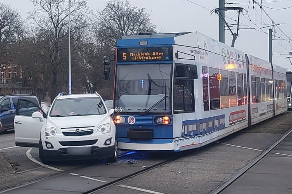 Das Auto prallte beim Linksabbiegen gegen die Straßenbahn.