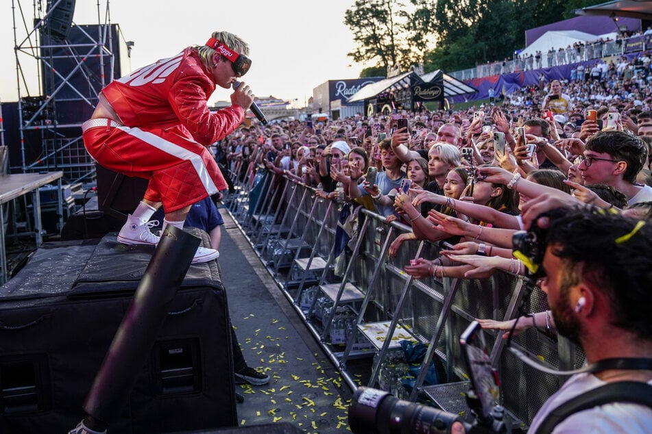 Fans des Partyrappers (27) konnten ihn beim Konzert aus nächster Nähe erleben.
