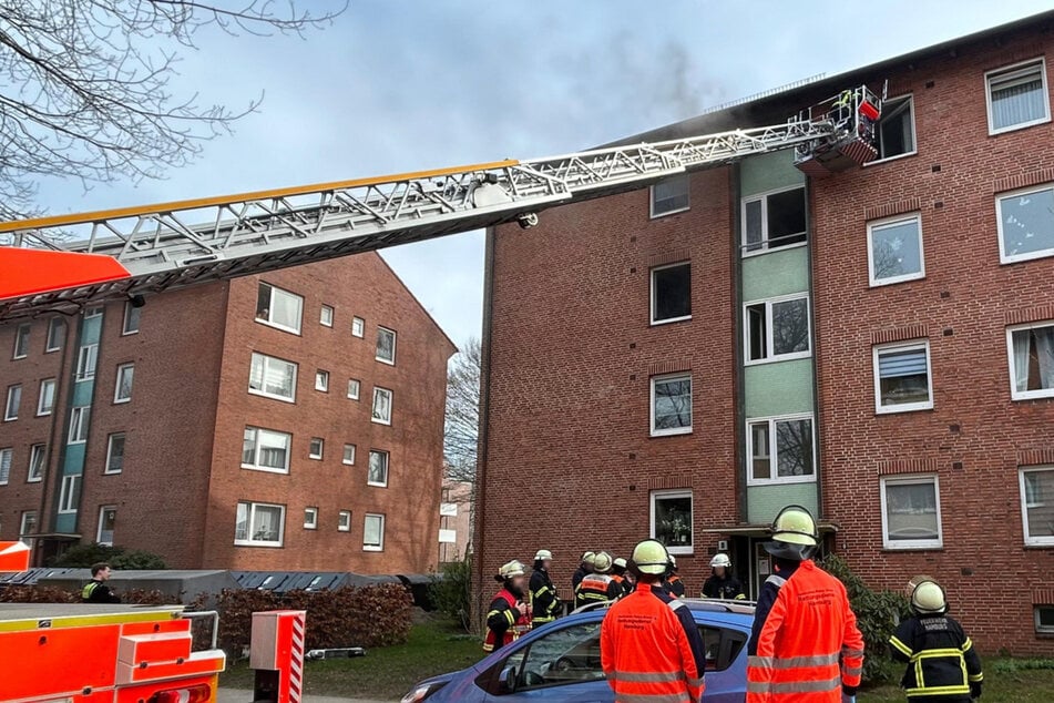 Hamburg: Schwarzer Rauch qualmt aus Mehrfamilienhaus