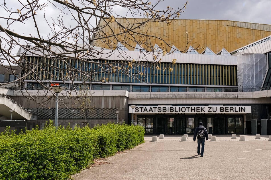 Berlin: Wasserschaden in Staatsbibliothek: Bücher müssen gerettet werden
