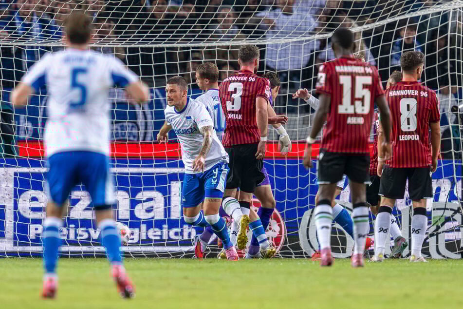Dawid Kownacki (28, 2.v.l.) feiert seinen Treffer beim Sieg im Hinspiel gegen Hannover 96 - am Samstag fehlt der Stürmer rotgesperrt.