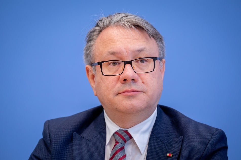 Der im Zusammenhang mit Korruptionsermittlungen in die Kritik geratene CSU-Politiker Georg Nüßlein (51) steht weiter im Fokus.