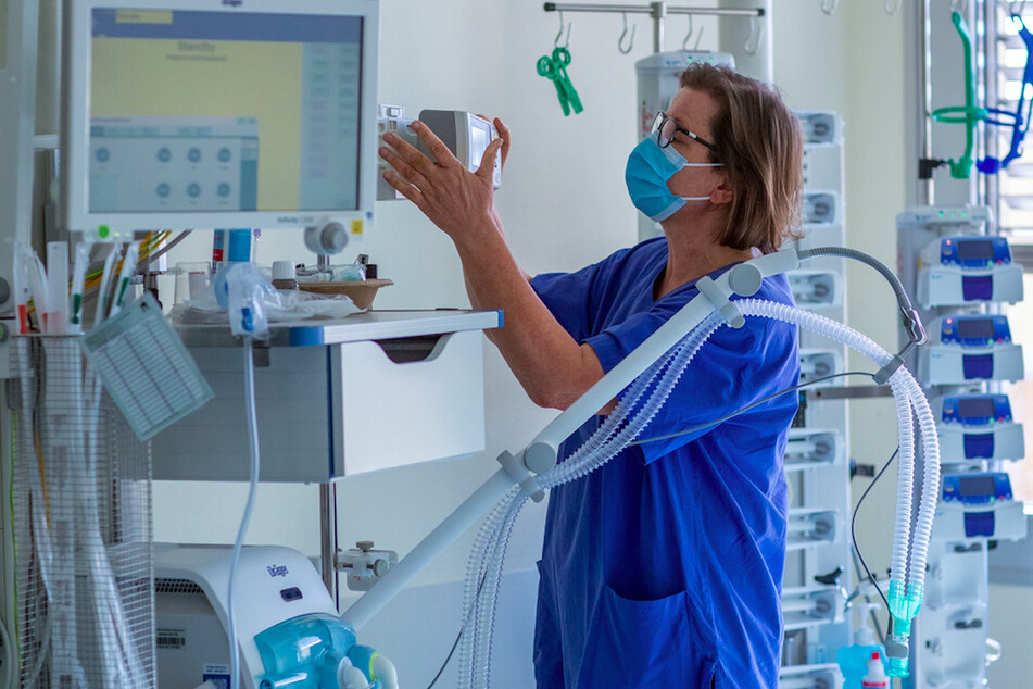 Eine Krankenschwester prüft Geräte in einem Zimmer der Intensivstation in einer Münchner Klinik.
