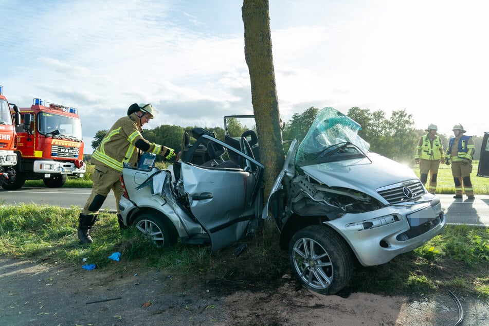Am Montagnachmittag krachte ein Mercedes in Welle gegen einen Baum.