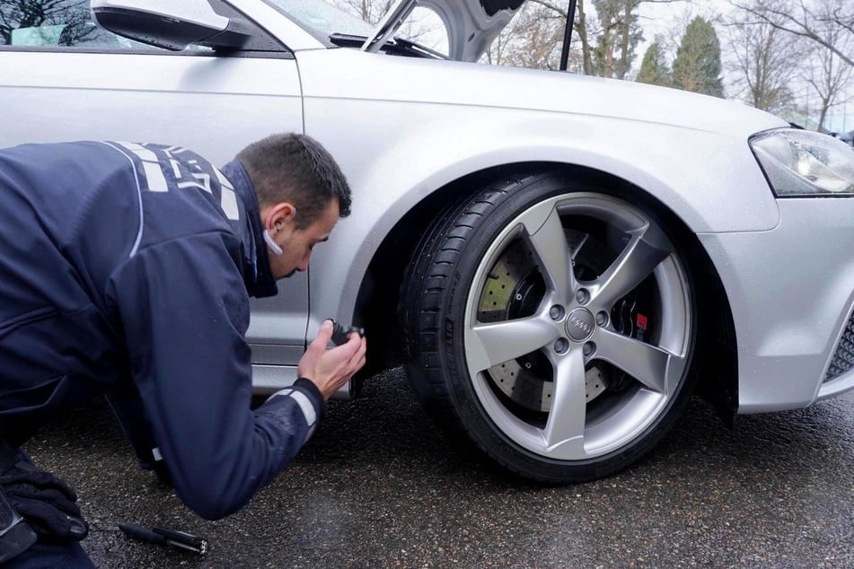 Die Autos wurden intensiv untersucht und einige von ihnen aus dem Verkehr gezogen. (Symbolfoto)