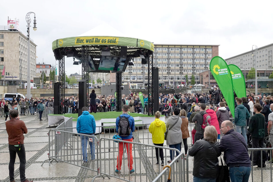 Etliche Chemnitzer versammelten sich auf dem Theaterplatz. Auch Pfiffe und Zwischenrufe waren zu hören.