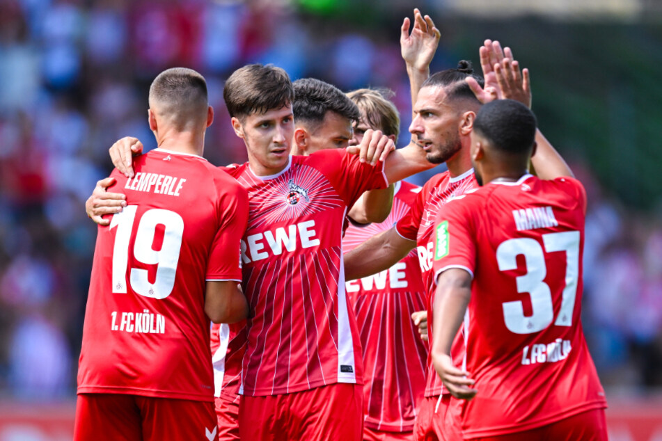 Denis Huseinbasic (2. v. l.) jubelt mit seinen Mannschaftskollegen über seinen 1:0-Führungstreffer.