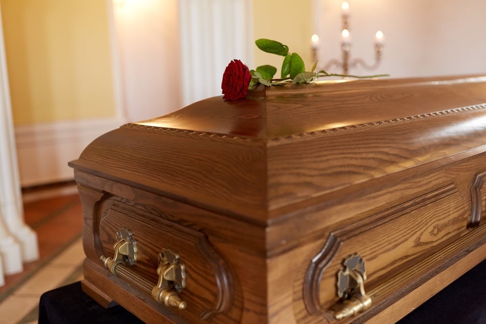 Wegen goldigem Detail: Kinder von Verstorbener erleben bei Beerdigung ihr blaues Wunder