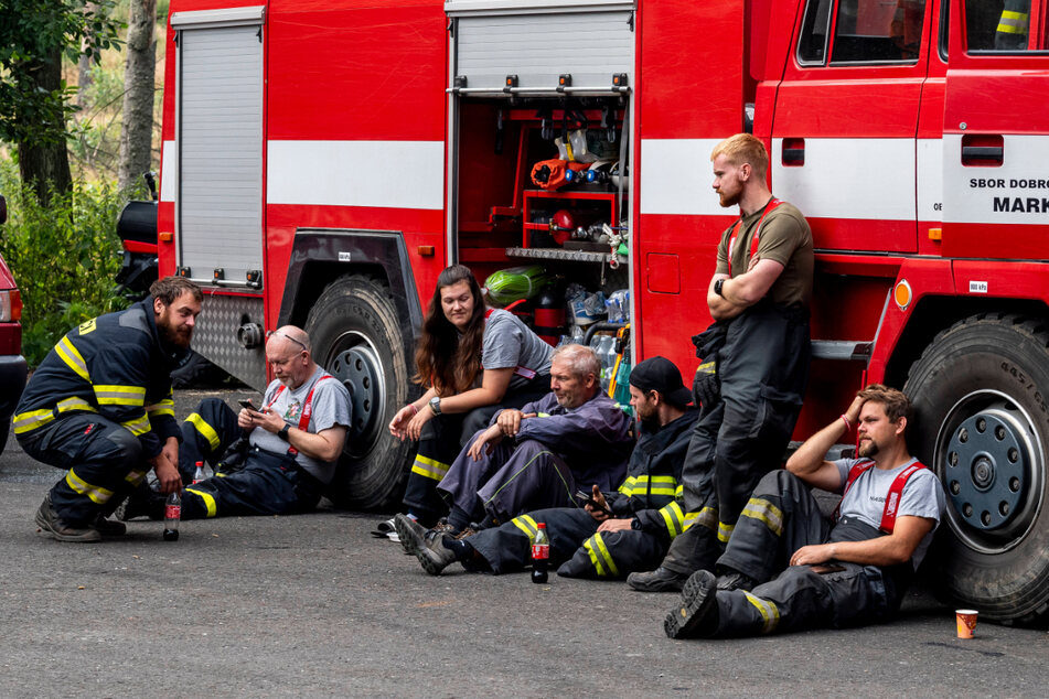 Feuerwehrleute in Tschechien und Sachsen kommen kaum mehr zur Rast.