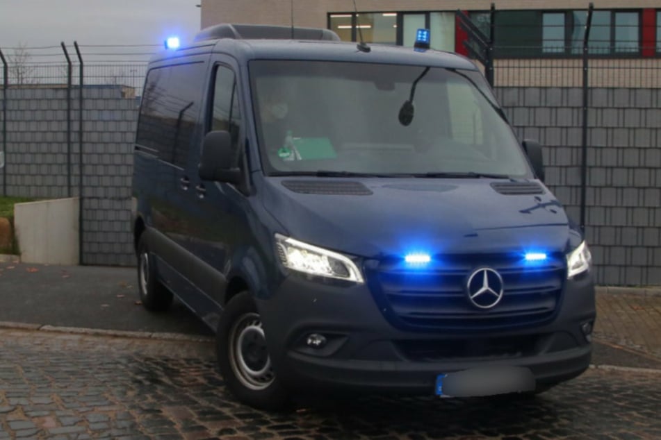 Ein Angeklagter wird in die Justizvollzugsanstalt Dresden gebracht.
