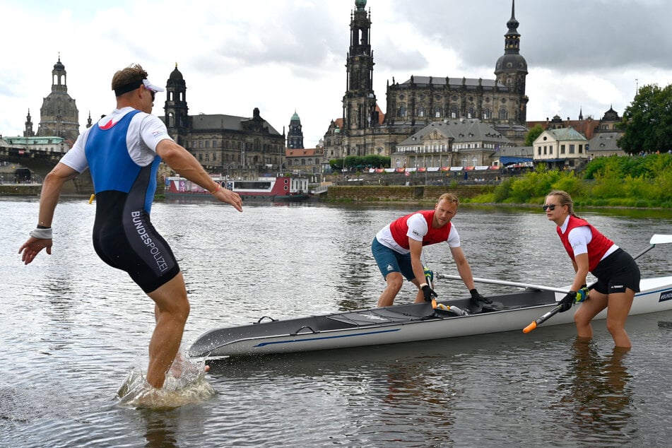 Nach einem kurzen Sprint muss Karl Schulze mit Blick auf die Hofkirche ins Boot einsteigen.