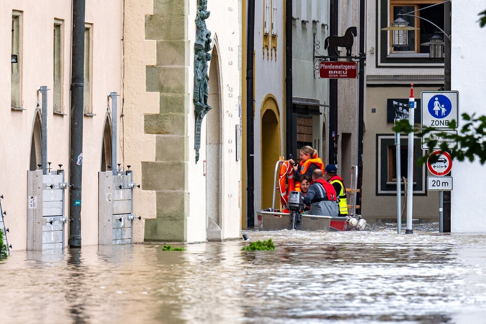 In Passau fließen Donau, Inn und Ilz zusammen. Mit Sandsäcken und Holzbrettern versuchen die Menschen dort ihre Häuser zu schützen.