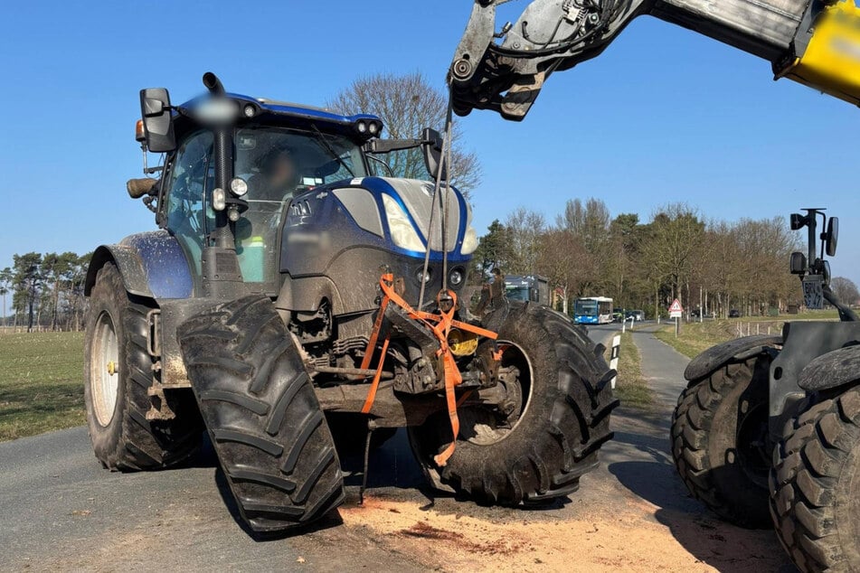 Die Vorderachse des Treckers wurde von dem Audi gerammt.